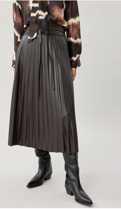 FAUX LEATHER PLEATED SKIRT IN COFFEE